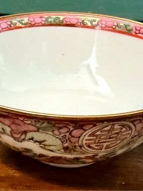 Vintage Chinese Porcelain Famille Rose Medallion 5” Bowl